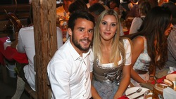 Il Bayern brinda all'Oktoberfest: che show con le wags!