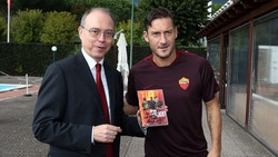 Totti va a 300 la consegna del DVD FOTO