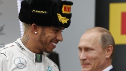 Hamilton con Putin e colbacco: che podio in Russia!