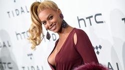 Beyoncé, così non vale: il décolleté è esagerato