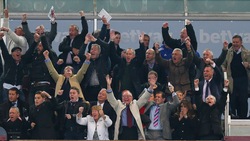 La tribuna del West Ham fa festa in faccia a Mourinho