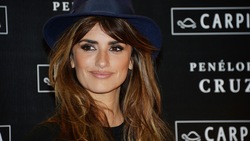 Penelope Cruz cowgirl: che stivali a Milano!