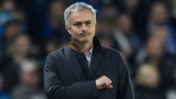 Chelsea, i tifosi inneggiano a Mourinho, che si batte la mano sul cuore