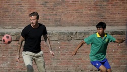 Beckham in Nepal: partitella in strada per beneficenza