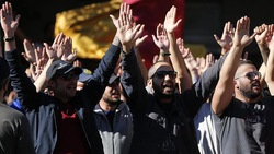 Roma-Lazio, la curva Sud tra entusiasmo e protesta fuori dall'hotel dei giallorossi