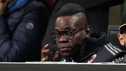 Milan-Atalanta, Balotelli: look da intellettuale in tribuna