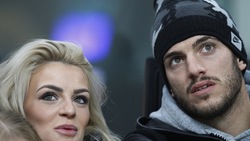 La sexy Chloe Sanderson al Meazza con Davide Santon