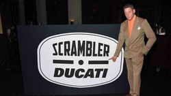 Lapo “in sella” alla Ducati: Scrambler firmata e occhiali da sole