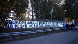 Lazio, contestazione a Formello: esposti due striscioni contro Lotito e squadra