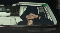 Chelsea: Mourinho esce incappucciato dal suo ultimo allenamento