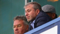 Chelsea, in tribuna accanto ad Abramovich c'è Hiddink