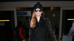 Paris Hilton sorridente torna a Los Angeles: il look è total black