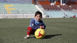 Il piccolo Murtaza adesso corre con la vera maglia di Messi