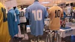 L'azzurro fa 90: a Pompei la mostra sul Napoli con i cimeli di Maradona