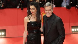George Clooney e Amal, mano nella mano sul red carpet