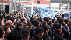 «Scrivete un altro pezzo di storia». I tifosi del Napoli scatenati a Capodichino