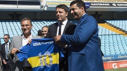 Boca, Renzi alla Bombonera con la 10 di Maradona e Tevez!