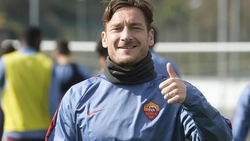 Totti ritrova il sorriso a Trigoria: ecco le foto dell'allenamento della Roma