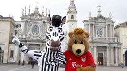 Champions League, Juventus-Bayern: le mascotte in giro in centro