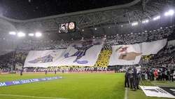 Juventus-Inter, la coreografia dello Stadium è sullo "scudetto di cartone"