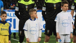 Napoli-Chievo, le mascotte scendono in campo contro la violenza sulle donne