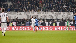 Juventus, i tifosi stanno con Allegri: striscioni per lui e cori contro Sacchi