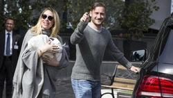 Totti e Ilary escono dalla clinica con la piccola Isabel