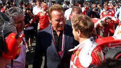 Schwarzy a Melbourne accolto da Vettel e Lauda