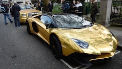 Turisti sauditi a Londra con flotta di supercar d'oro