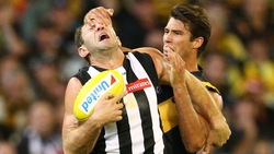 Football Australiano, il placcaggio è accecante