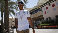 F1, che look Hamilton in Bahrain: i fan impazziscono