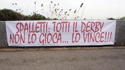 Roma, striscione per Spalletti: «Totti, il derby non lo gioca... Lo vince!»