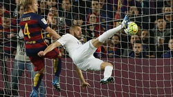 Barcellona-Real Madrid 1-2, gol in acrobazia per Benzema