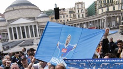 Napoli, il flash mob per Higuain in piazza del Plebiscito