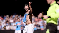 Napoli, Albiol con la maglia strappata: la toglie e la porge all'arbitro