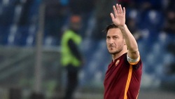 Roma, Totti torna in campo tra gli applausi dell'Olimpico