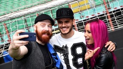 Serie A Inter, Icardi che selfie con Sheamus e Sasha Banks a San Siro
