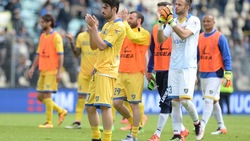 Frosinone, l'abbraccio dei tifosi alla squadra dopo la sconfitta