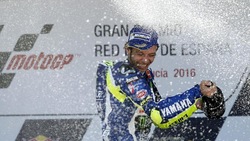 MotoGp, Valentino Rossi scatenato sul podio a Jerez