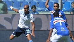 Lazio, Konko cambia maglia al 45': è l'unico con lo sponsor