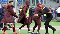 Spalletti show all'Olimpico: abbracci e baci