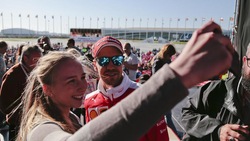 F1 Ferrari, Vettel si dedica ai fans: quanti selfie e autografi a Sochi!