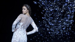 Irina Shayk, abito bianco e trasparenze, che incanto a Barcellona