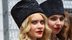 F1, a Sochi le grid girl con il colbacco