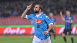 Serie A, Napoli-Atalanta 2-1: Higuain torna al San Paolo con una doppietta