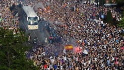 Real Madrid, delirio fuori al Bernabeu per l'arrivo dei giocatori