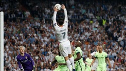 Calcio o pallamano? Ronaldo 'beccato' al Bernabeu