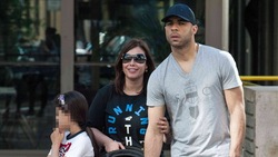 Alex passeggia con la famiglia in centro a Milano