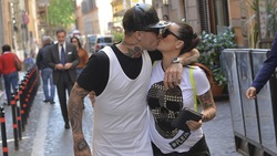 Nainggolan, shopping di compleanno con la moglie e la figlia