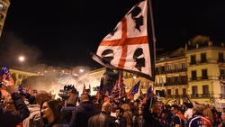 Cagliari, caroselli e festa per la promozione in A